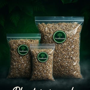 Pode incluir: Três sacos de plástico transparentes cheios de um substrato castanho e branco, provavelmente para plantas. Cada saco tem um rótulo circular verde com um logótipo de árvore e o texto "PartRareandco". O texto "Planterareandco" está na parte inferior.