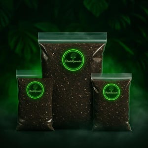 Può includere: Tre sacchetti di plastica trasparente riempiti di terriccio scuro. Ogni sacchetto ha una chiusura verde e un logo circolare con la scritta "PlanteRoverder". Lo sfondo è verde scuro con un motivo a foglie.