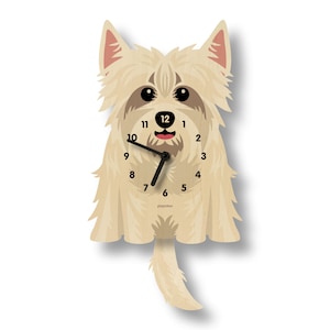 Puede incluir: Un reloj de pared de madera con forma de perro y acabado beige claro. El reloj presenta manecillas negras, una esfera negra con números blancos y una cara de perro sonriente. El reloj mide aproximadamente 30 cm de alto.