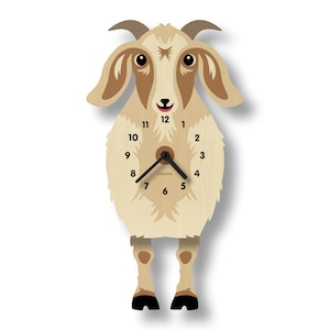 Puede incluir: Un reloj de pared caprichoso con forma de cabra y acabado de veta de madera clara. El reloj presenta una cara de cabra sonriente con cuernos y orejas marrones, manecillas negras y una esfera simple con números negros. El reloj mide aproximadamente 38 cm de alto.