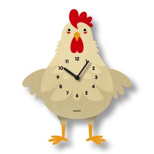 Puede incluir: Un reloj de pared caprichoso con forma de gallina de dibujos animados. El reloj presenta un cuerpo beige claro con una cresta y una barbilla rojas, patas naranjas y manecillas negras. La esfera del reloj muestra números negros. La marca "popclox" está impresa en la parte inferior.