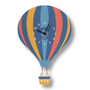 Puede incluir: Un reloj de pared caprichoso con forma de globo aerostático. La esfera del reloj es azul con rayas naranjas, rojas y amarillas. Las manecillas son negras y los números blancos. El reloj tiene una pequeña cesta en la parte inferior y la marca "popclox".