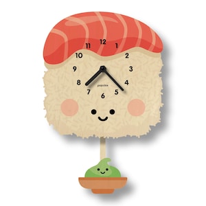 Puede incluir: Un reloj de pared caprichoso con forma de sushi, con una parte superior roja y un cuerpo similar al arroz. El reloj tiene manecillas negras, una cara sonriente y un péndulo en forma de wasabi. La esfera del reloj tiene números negros y la marca "popclox".