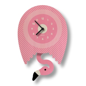 Puede incluir: Un reloj de pared rosa con forma de flamenco con una esfera rosa claro y un estampado de lunares. El reloj tiene manecillas negras y la palabra "popclox" impresa en la esfera. El pico del flamenco es negro.