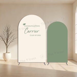 Op de afbeelding: Twee gewelfde afstudeerachtergronden. Eén is gebroken wit met de tekst "CONGRATULATIONS Carrier CLASS OF 2026" in groen. De andere is effen saliegroen. Beide hebben metalen standaards en staan in een lichte kamer.