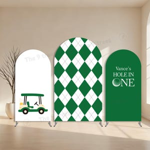 Op de afbeelding: Drie gebogen achtergronddisplays voor een golfthema-evenement. Eén heeft een golfkar-afbeelding, een andere een groen en wit ruitpatroon en de derde luidt "Vance's HOLE IN ONE" met een golfbalafbeelding. Alle staan op metalen standaards.