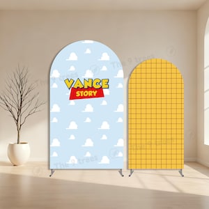 Puede incluir: Dos soportes de fondo arqueados. Uno presenta un cielo azul claro con nubes blancas y el texto "VANCE STORY" en amarillo, rojo y blanco. El otro tiene un patrón de cuadrícula amarilla.