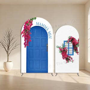 Puede incluir: Dos telones de fondo arqueados. Uno presenta una puerta azul con el texto "MAMMA MIA!" y flores rosas. El otro tiene una ventana azul con flores rosas, ambos sobre fondos blancos.
