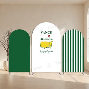 Könnte beinhalten: Drei bogenförmige Backdrop-Displays. Eines in durchgehendem Grün, eines in Weiß mit Text und einer Kartengrafik und eines mit grün-weißen vertikalen Streifen. Auf dem weißen Display steht "VANCE MASTERED his first year".