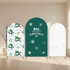 Puede incluir: Tres fondos arqueados con temática navideña. Uno presenta muñecos de nieve con gorros y bufandas verdes sobre un fondo blanco. El fondo central es verde oscuro con el texto "MERRY CHRISTMAS" y copos de nieve. El tercer fondo es blanco con líneas verticales.