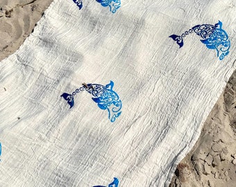 Serviette de plage imprimée à la main dauphin, peshtemal, jeté turc personnalisé en coton bio, couverture de yoga méditation bohème