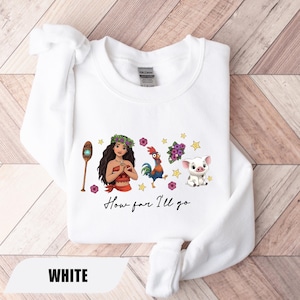 Pu&ograve; includere: Felpa bianca con un'illustrazione a cartoni animati di una donna, un gallo, un maiale e fiori. Il testo "How far I'll go" &egrave; sotto la grafica. La parola "WHITE" &egrave; in basso.