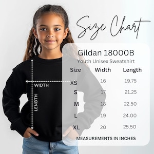 Pu&ograve; includere: Una giovane persona indossa una felpa unisex nera Gildan 18000B per bambini. Una tabella delle taglie mostra le misure in pollici: XS (40.6cm larghezza, 50.2cm lunghezza), S (43.2cm larghezza, 54cm lunghezza), M (45.7cm larghezza, 57.2cm lunghezza), L (48.3cm larghezza, 61cm lunghezza) e XL (50.8cm larghezza, 64.8cm lunghezza).