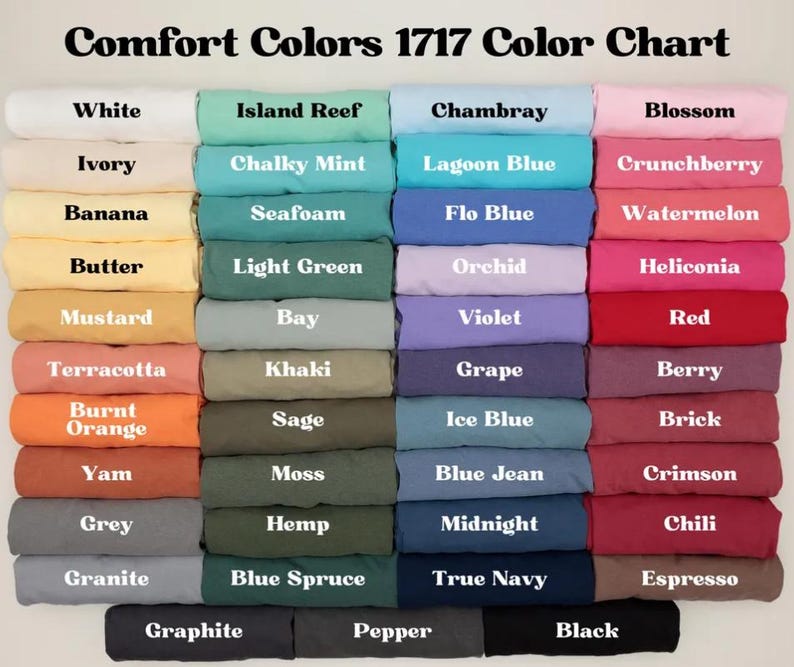 Op de afbeelding: Een kleurenkaart getiteld "Comfort Colors 1717 Color Chart" toont een verscheidenheid aan stoffen kleuren. De kaart bevat tinten zoals wit, ivoor, banaan, boter, mosterd, terracotta, verbrand oranje, yam, grijs en graniet.