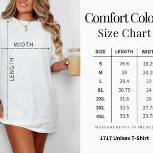 Op de afbeelding: Wit unisex T-shirt met een maattabel. De tabel geeft de maten S tot en met 4XL weer, met lengte- en breedtematen in inches. De tekst "Comfort Colors Size Chart" staat bovenaan. Het T-shirt is gelabeld "1717 Unisex T-Shirt".