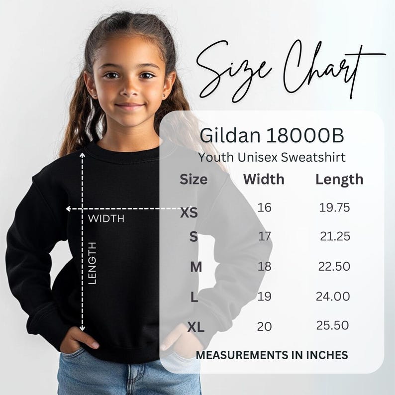 Op de afbeelding: Een jong persoon draagt een zwart Gildan 18000B unisex sweatshirt voor kinderen. Een maattabel toont de afmetingen in inches: XS (40.6cm breedte, 50.2cm lengte), S (43.2cm breedte, 54cm lengte), M (45.7cm breedte, 57.2cm lengte), L (48.3cm breedte, 61cm lengte) en XL (50.8cm breedte, 64.8cm lengte).