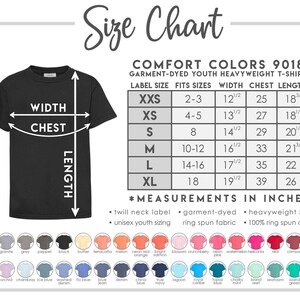 Puede incluir: Una camiseta negra con una tabla de tallas, etiquetada como "Size Chart". La tabla detalla las medidas en pulgadas para camisetas Comfort Colors para j&oacute;venes, incluyendo ancho, pecho y largo para tallas XXS a XL. Se muestran muestras de color.