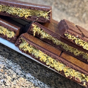 Dubai Chocolate Bar – Filled with Pistachio, Tahini, and Kataifi • Luxury Gourmet Chocolate • Artesanal Dessert Gift • Available in 3 sizes