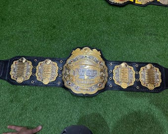 IWGP V4 • Piedras CZ, cuero repujado a mano mejorado de 4 capas