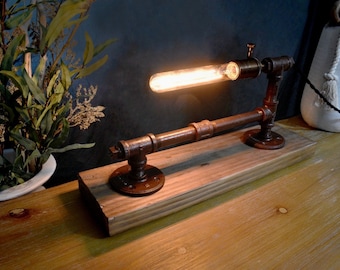 Fulton Wall Sconce - Lampada a torcia per montaggio a parete in tubo d&#39;acciaio industriale con lampadina tubolare e base in legno 2X6, stile rustico