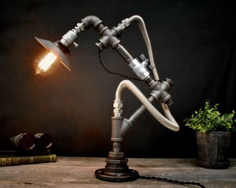 Benoît Gooseneck - Lampada da tavolo/scrivania tubo d&#39;acciaio industriale con lampadina color ambra, connettore del gas in acciaio inossidabile, paralume in ottone e piedini a bullone