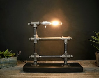 Westinghouse Shadeless - Lampada da tavolo/scrivania industriale in acciaio con lampadina a incandescenza su base in legno 2x6, stile rustico
