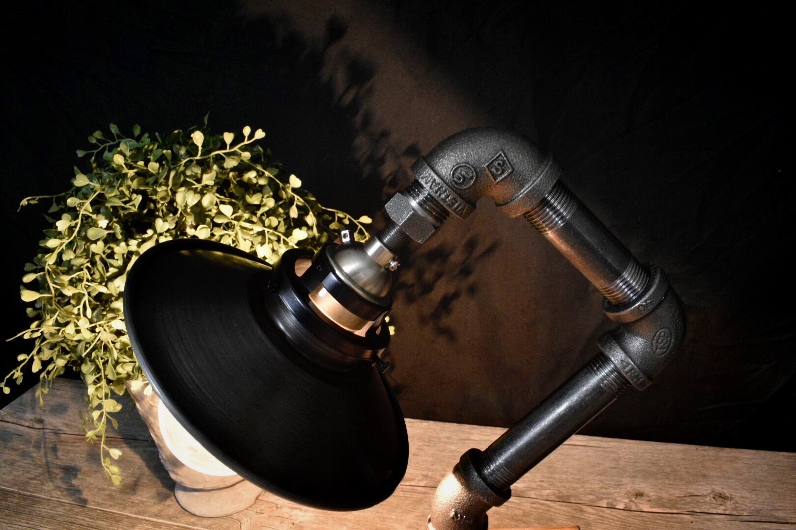 Bijoux Gooseneck - Lampada da tavolo/scrivania industriale in tubo d'acciaio con lampadina alogena, paralume in ottone e base in legno 2X6, stile rustico