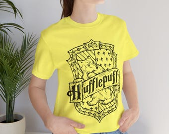 Camiseta de la Casa del Tejón Amarillo / Camiseta con el escudo de la Escuela de Magia / Manga corta unisex