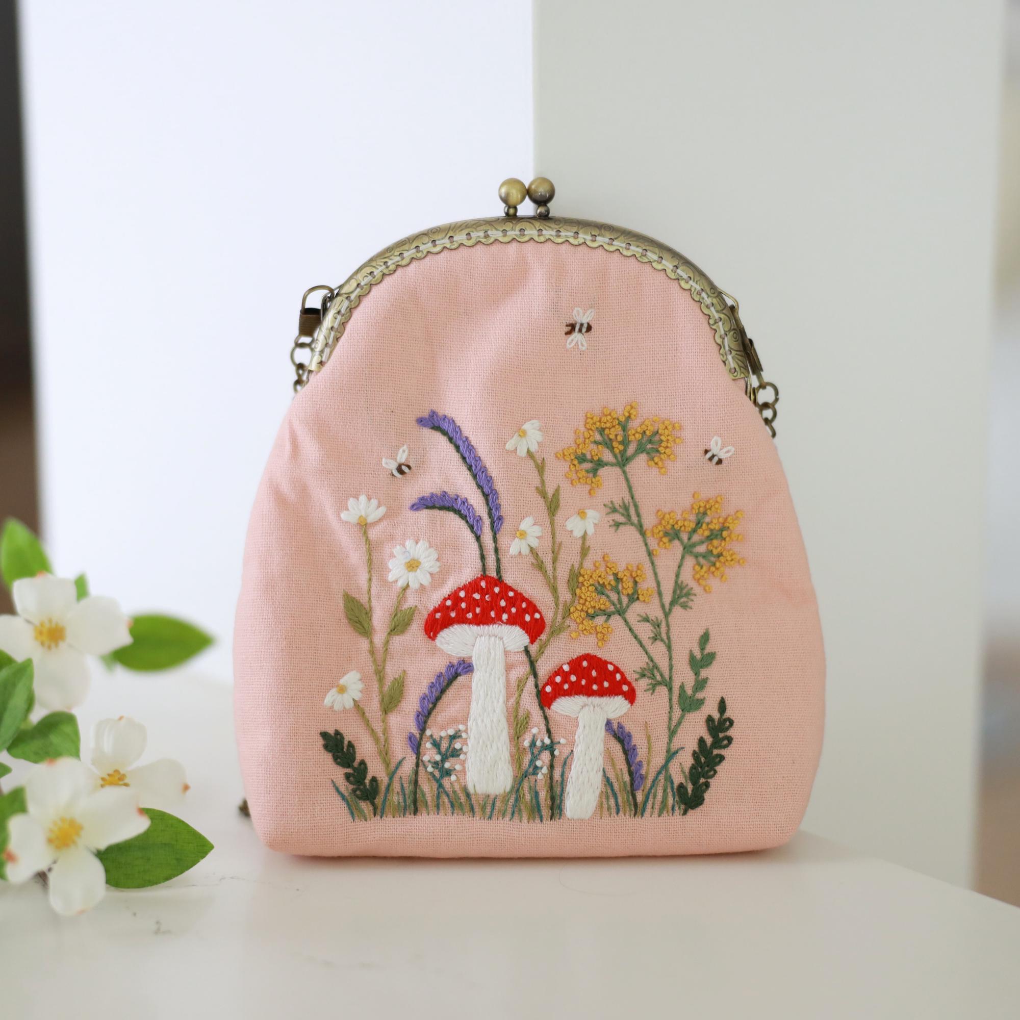 Borsa Peace & Love con chiusura a bacio cammello Borsa Peace & Love con chiusura a bacio cammello