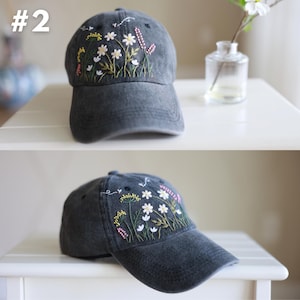 Peut inclure: Une casquette de baseball noire avec un motif de broderie florale repr&eacute;sentant des fleurs blanches, roses et jaunes. La broderie est d&eacute;taill&eacute;e et r&eacute;aliste, cr&eacute;ant un design magnifique et unique.