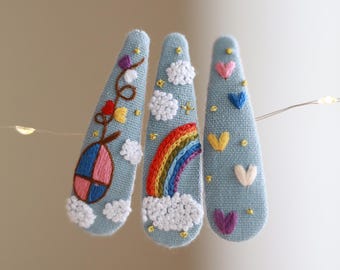 Pince à cheveux brodée à la main, pince à pression pour fille, joli accessoire pour cheveux coeur arc-en-ciel cottagecore, cadeau fait main pour fille et femme