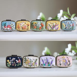Mini portagioie ricamato floreale con specchio, portagioie in lino fatto a mano, grazioso regalo vintage, regalo per damigella d'onore, portapillole