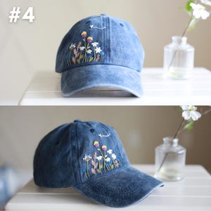 Peut inclure: Une casquette de baseball en denim bleu avec des fleurs brod&eacute;es et une abeille. Les fleurs sont roses, jaunes, blanches et vertes.