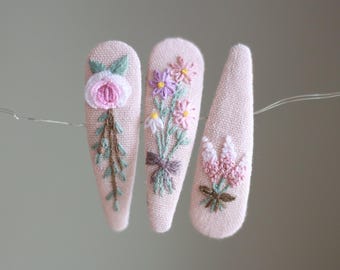 Presilha de cabelo floral rosa pastel bordada à mão para meninas e mulheres, presilha de margarida e flores silvestres, acessórios de cabelo cottagecore, presente de Natal