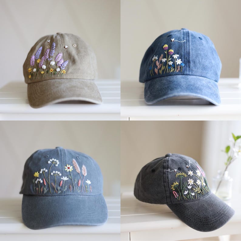 Peut inclure: Quatre casquettes de baseball brod&eacute;es avec diff&eacute;rents motifs floraux. Les casquettes sont de diff&eacute;rentes couleurs, notamment beige, bleu et noir.