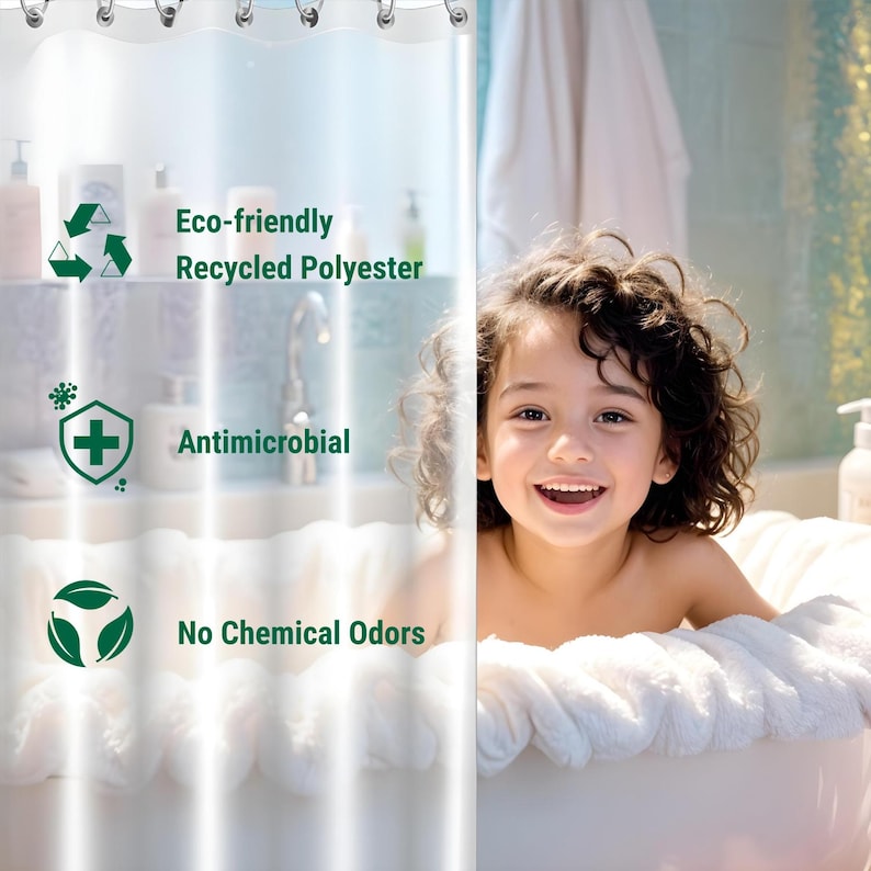 Op de afbeelding: Een wit douchegordijn met groene pictogrammen en tekst. De pictogrammen tonen een recycle-symbool, een plusteken in een cirkel en een blad met drie punten. De tekst luidt "Eco-friendly Recycled Polyester", "Antimicrobial" en "No Chemical Odors". Een jong kind zit in een badkuip achter het douchegordijn.