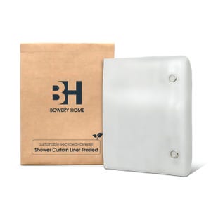 Puede incluir: Una caja de cart&oacute;n marr&oacute;n con el texto "Bowery Home" y "Shower Curtain Liner Frosted" impreso en ella. La caja est&aacute; al lado de un forro de cortina de ducha blanco.