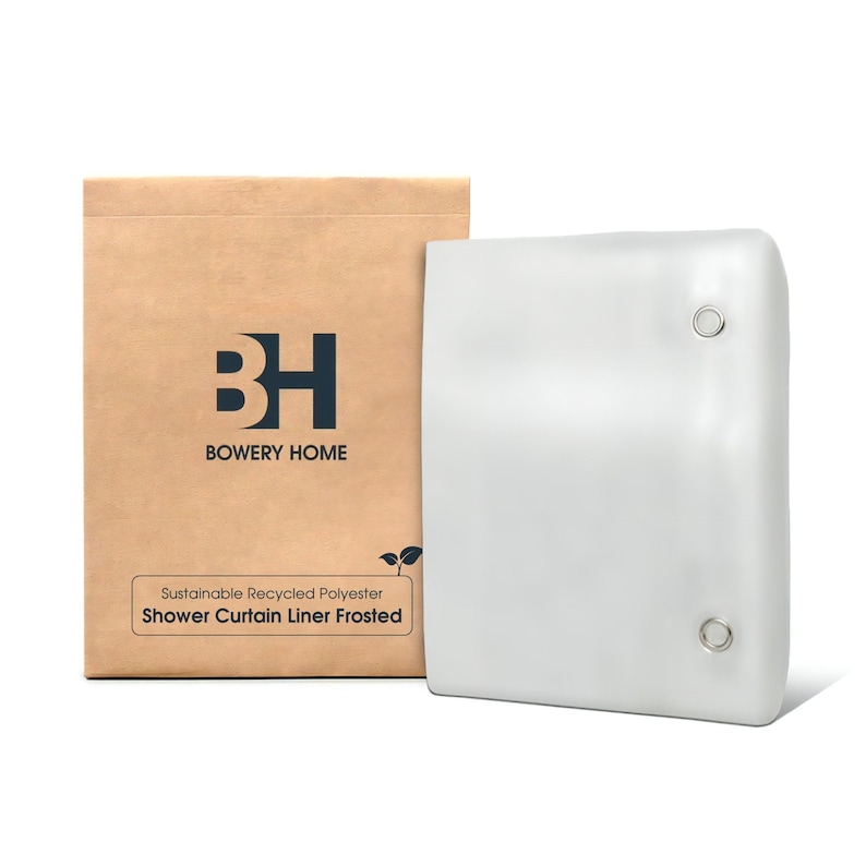 Puede incluir: Una caja de cart&oacute;n marr&oacute;n con el texto "Bowery Home" y "Shower Curtain Liner Frosted" impreso en ella. La caja est&aacute; al lado de un forro de cortina de ducha blanco.