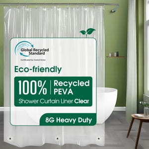 Op de afbeelding: Transparante douchegordijnvoering gemaakt van 100% gerecycled PEVA. De voering is 8 gauge zwaar en heeft een groen label met de tekst "Global Recycled Standard" en "Eco-friendly".