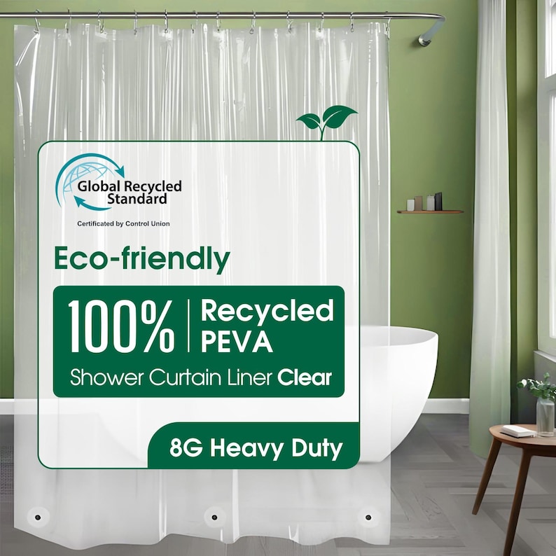 Op de afbeelding: Transparante douchegordijnvoering gemaakt van 100% gerecycled PEVA. De voering is 8 gauge zwaar en heeft een groen label met de tekst "Global Recycled Standard" en "Eco-friendly".