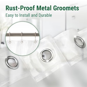 Puede incluir: Primer plano de una cortina de ducha blanca con ojales de metal a prueba de &oacute;xido. La cortina de ducha est&aacute; colgada de una barra de ducha plateada. El texto "Rust-Proof Metal Grommets" y "Easy to Install and Durable" es visible en la parte superior de la imagen.