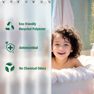 Puede incluir: Una cortina de ducha blanca con texto e iconos verdes. El texto dice "Eco-friendly Recycled Polyester", "Antimicrobial" y "No Chemical Odors".