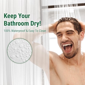 Op de afbeelding: Een wit douchegordijn met waterdruppels erop. De tekst "Keep Your Bathroom Dry! 100% Waterproof & Easy To Clean" staat op het gordijn gedrukt.