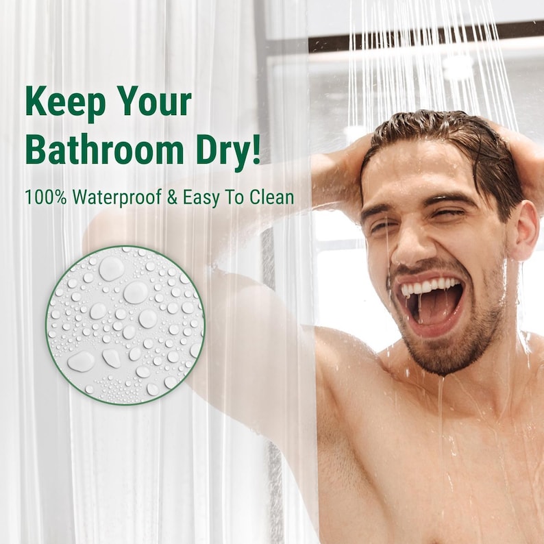 Op de afbeelding: Een wit douchegordijn met waterdruppels erop. De tekst "Keep Your Bathroom Dry! 100% Waterproof & Easy To Clean" staat op het gordijn gedrukt.