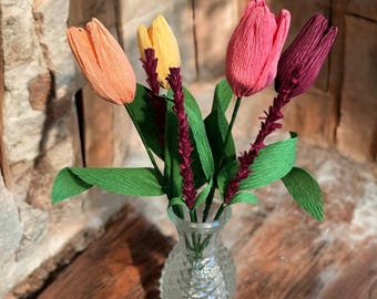 手作りのクレープ紙製チューリップとラベンダーの花束