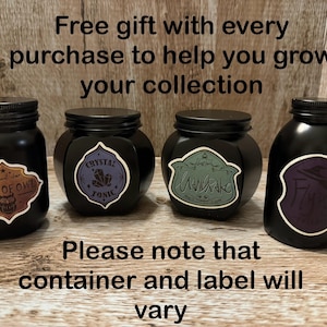 Peut inclure: Quatre bocaux en verre noir avec des &eacute;tiquettes diff&eacute;rentes. Les &eacute;tiquettes sont pour "Hoot of Owl", "Crystal Tonic", "Mandragore", et "Dionaea muscipula". Le texte "Cadeau offert avec chaque achat pour vous aider &agrave; faire grandir votre collection" est en haut de l'image. Le texte "Veuillez noter que le r&eacute;cipient et l'&eacute;tiquette peuvent varier" est en bas de l'image.