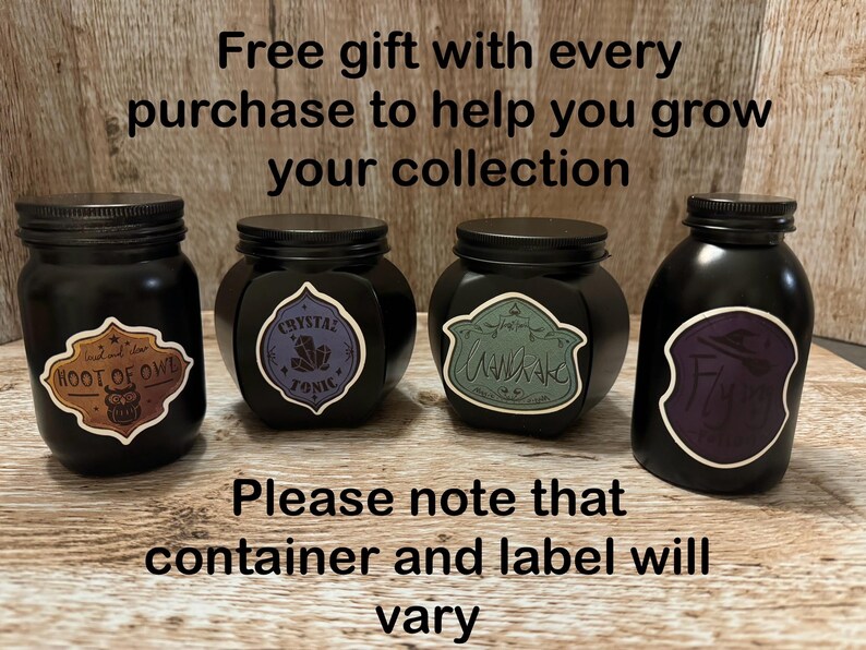 Peut inclure: Quatre bocaux en verre noir avec des &eacute;tiquettes diff&eacute;rentes. Les &eacute;tiquettes sont pour "Hoot of Owl", "Crystal Tonic", "Mandragore", et "Dionaea muscipula". Le texte "Cadeau offert avec chaque achat pour vous aider &agrave; faire grandir votre collection" est en haut de l'image. Le texte "Veuillez noter que le r&eacute;cipient et l'&eacute;tiquette peuvent varier" est en bas de l'image.