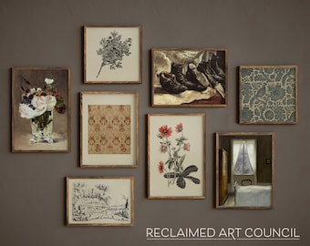 Puede incluir: Una colección de estampados enmarcados en una pared marrón. Los estampados incluyen un bodegón de flores, una ilustración botánica de una flor, un estampado en blanco y negro de un paisaje, un estampado de un par de botas y dos estampados con patrones.