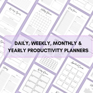 Op de afbeelding: Een set printbare productiviteits-planners in zwart-wit. De planners omvatten dagelijkse, wekelijkse, maandelijkse en jaarlijkse opties. De tekst "DAILY, WEEKLY, MONTHLY & YEARLY PRODUCTIVITY PLANNERS" wordt weergegeven in een roze banner.