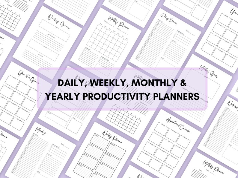 Op de afbeelding: Een set printbare productiviteits-planners in zwart-wit. De planners omvatten dagelijkse, wekelijkse, maandelijkse en jaarlijkse opties. De tekst "DAILY, WEEKLY, MONTHLY & YEARLY PRODUCTIVITY PLANNERS" wordt weergegeven in een roze banner.